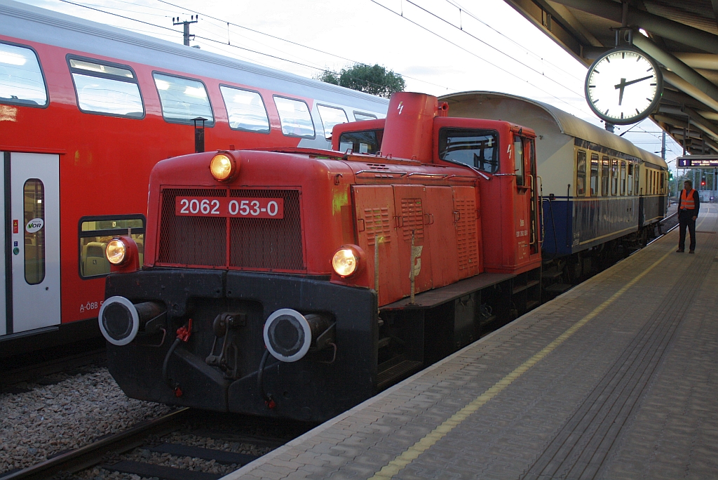 FROWOS 2062 053-0 ist am 13.10.2012 mit der NF 19077 von der Kaltenleutgebener Bahn im Bf. Liesing angekommen und wird nun als SR 19080 nach Wien Meidling weiterfahren.