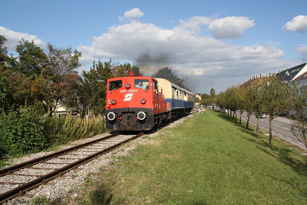 FROWOS 2062 053-0 anl��lich des Regionalbahntages am 16.09.2012 auf der Kaltenleutgebener Bahn als NF 19076 auf der Rampe kurz vor dem Bf. Perchtolsdorf.
