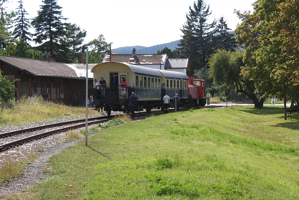 FROWOS 2062 053-0 anl��lich des Regionalbahntages am 16.09.2012 auf der Kaltenleutgebener Bahn als NF 19076 im Bf. Perchtolsdorf.