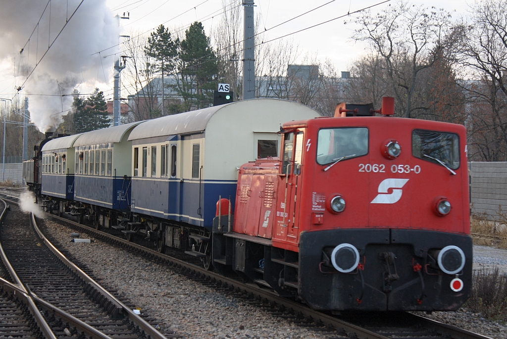 FROWOS 2062 053-0 betriebsbereit am Schlu� der NF 19124 nach Waldm�hle am 01.12.2012 bei der Ausfahrt aus dem Bf. Liesing.