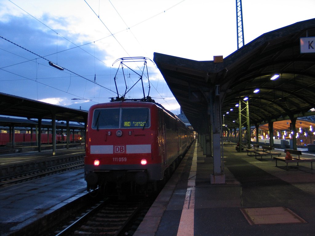 Frh am Morgen: Auf nach Frankfurt!BR 111 059 wartet auf die Ausfahrt am 10.12.2011 (Kassel Hbf).