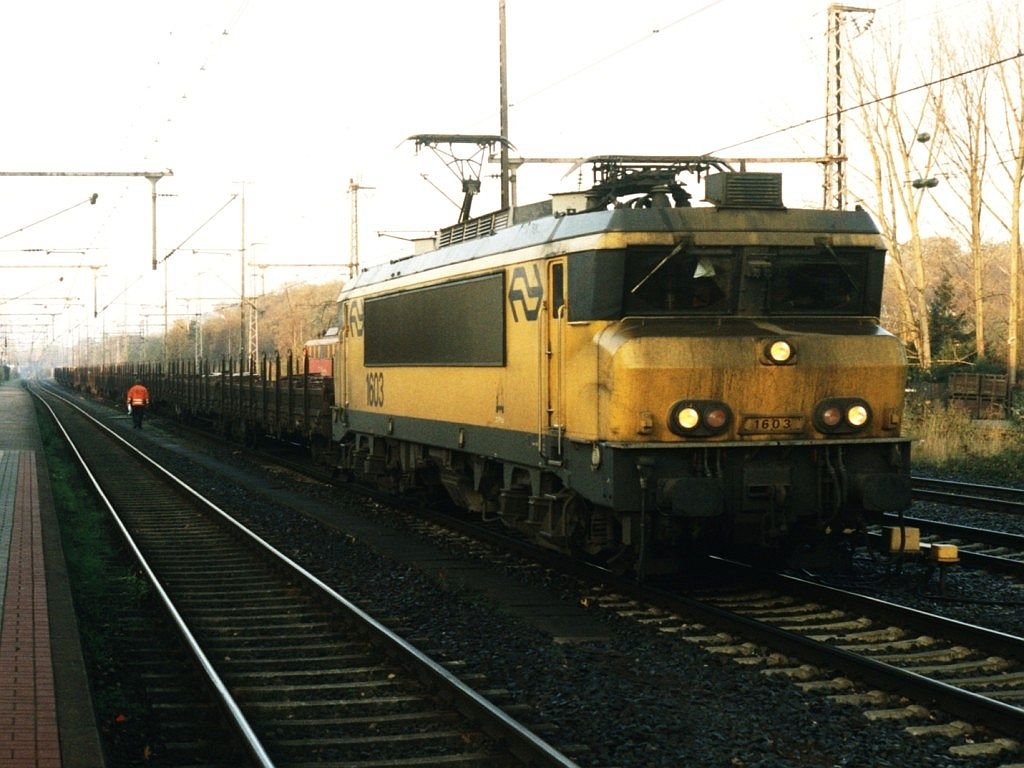 Frh am Morgen ist NS 1603 mit Gterzug aus die Niederlande angefahren in Bahnhof Bad Bentheim am 4-11-2000. Bild und scan: Date Jan de Vries.