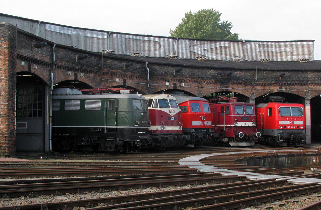 Fr�h Aufsteher werden belohnt. Mit dem ersten BW Shuttle erreichten Hannes und ich das BW N�ldnerplatz, welches wegen Rangierarbeiten noch abgesperrt war, so gelang diese Aufnahme der Exponate.