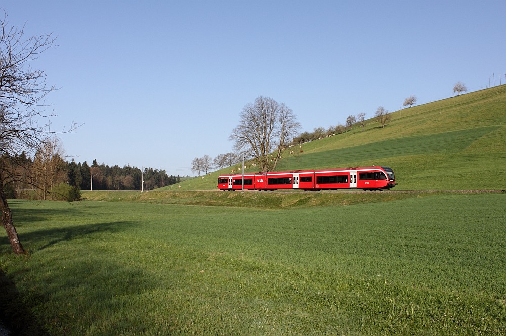 Frh morgens am 10. April 2011 ist die S6 Langenthal - Luzern bei Gondiswil unterwegs.