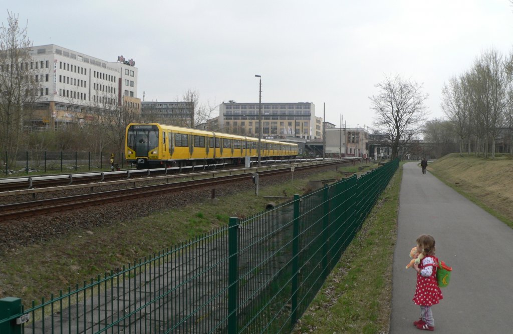Frh bt sich - Tchterchen ist bei vielen Ausflgen dabei und bestaunt hier einen U-Bahn-Zug auf der Linie U5 in Richtung Alexanderplatz. 2.4.2011