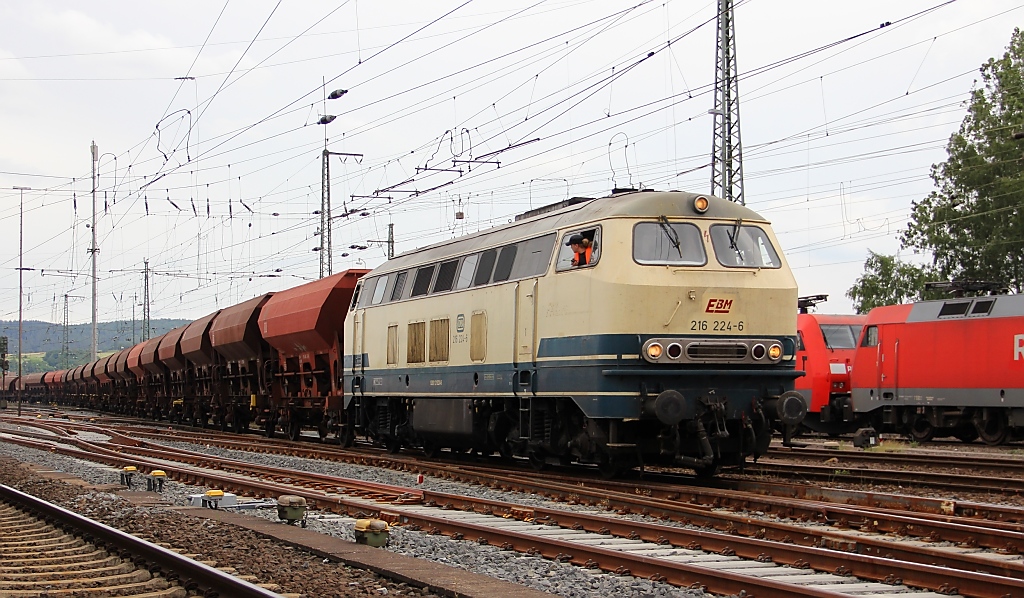 Frher war 216 224-6 in Bebra immer unterwegs um die Gterzge Richtung Eisenach den Berg hoch zu ziehen! Die Zeiten sind ja leider vorbei! 
Also heutzutage ein ganz seltener Gast in Bebra!
216 224-6 hier beim umsetzen von ein paar Schotterwagen.
Aufgenommen am 13.06.2011