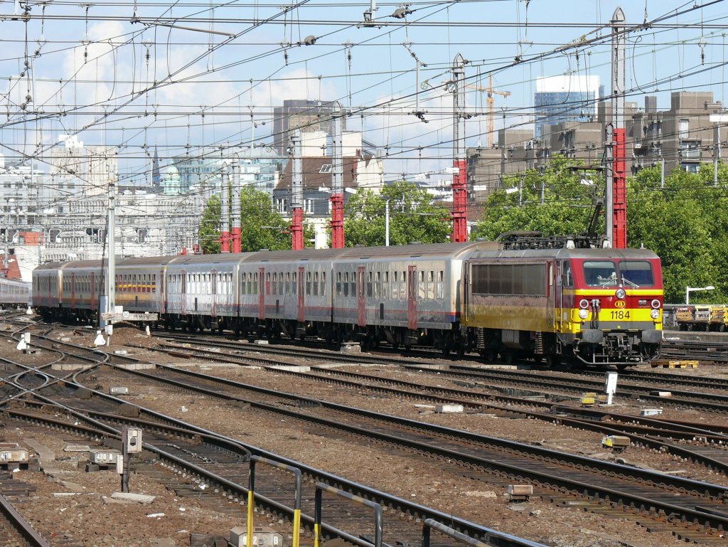 Frher war die Verbindung Brssel - Amsterdam die Hausstrecke der Serie 11. Heute werden sie nur noch im innerbelgischen P-Verkehr eingesetzt. Hier 1184 mit M4-Wagen bei der Einfahrt in Bruxelles-Midi. Die Aufnahme entstand am 17/11/2010 vom Bahnsteig 10.