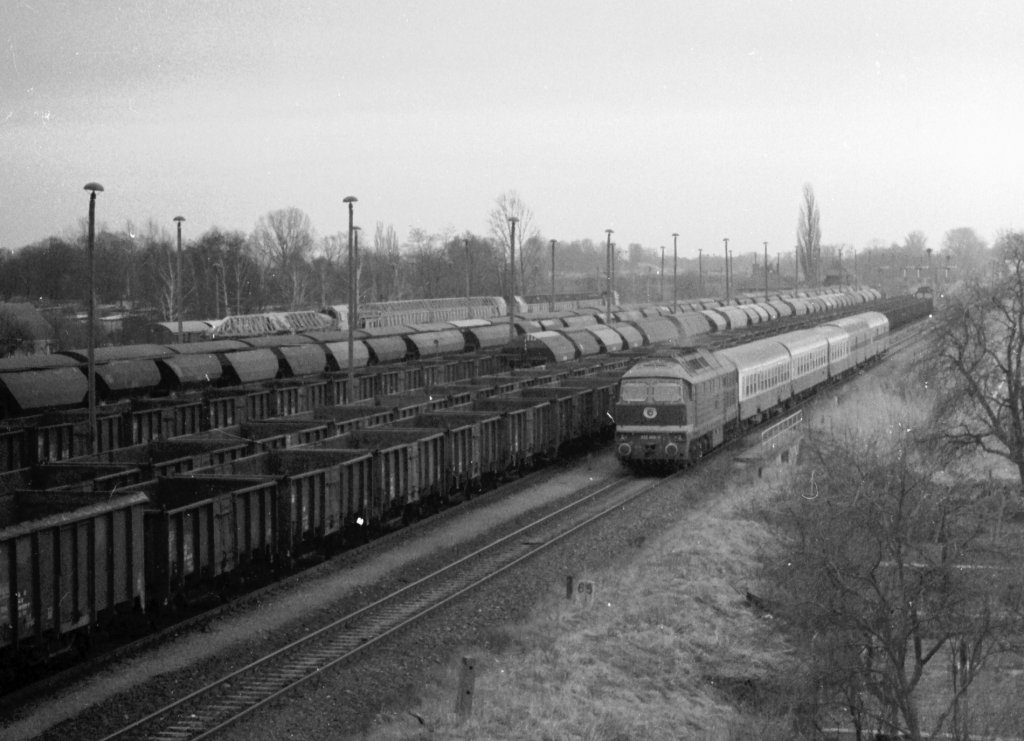 Frhjahr 1993. Regionalbahn mit BR 232 fhrt in den Bahnhof Bad Freienwalde ein, in dem zu diesen Zeiten noch reger Betrieb herrschte.