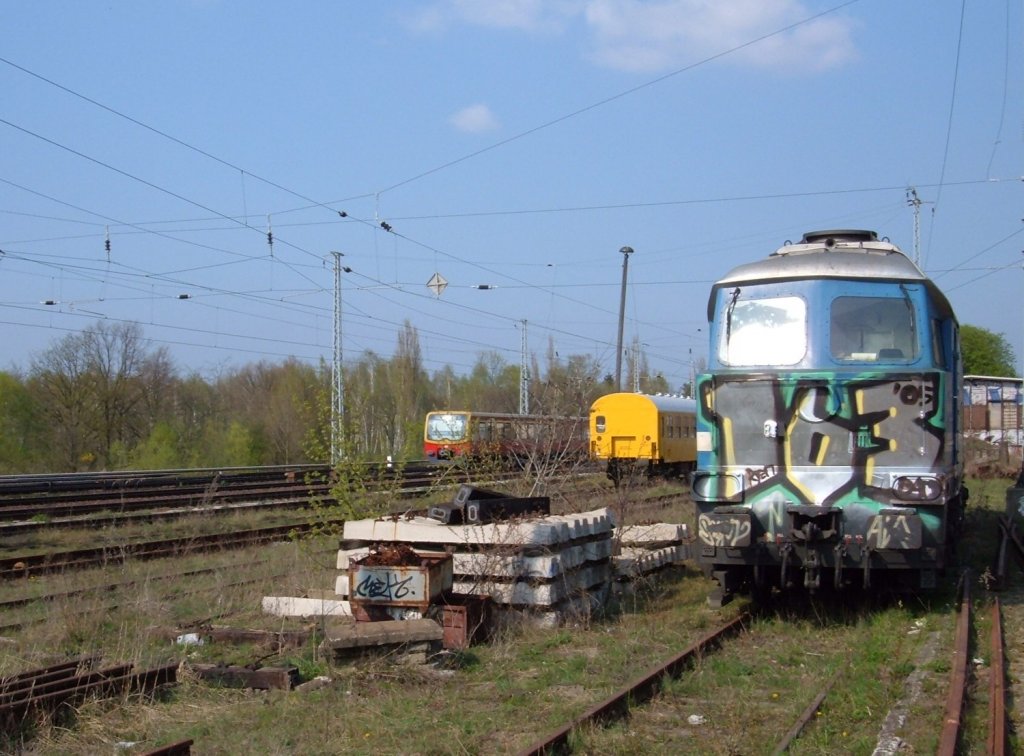 Frhjahr 2005, Berlin-Buch. V 232 Sp-040 von Spitzke hat whrend der Abstellung an der Ladestrasse ein neues Farbkleid bekommen. Noch ist Buch (von der S-Bahn abgesehen) ein Bahnhof...