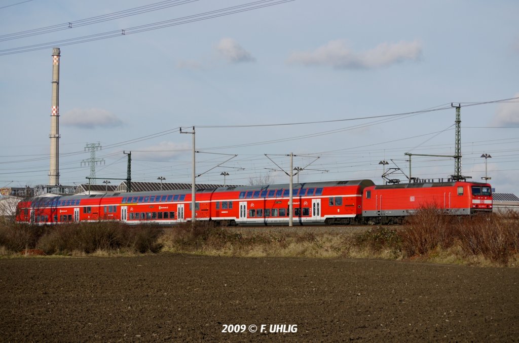 Frhling im Dezember? - Zur sonnigen Mittagszeit bedient ein von RegioDB BR143 gezogener Dosto-Dreier auf der Linie S2 nach Pirna den Haltepunkt DD-Zschachwitz (07.12.2009).
