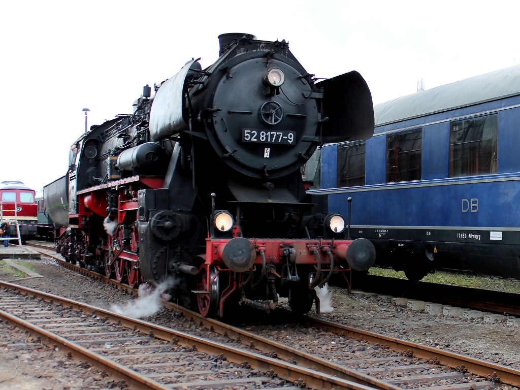 Frhlingsfest im Bw Berlin-Schneweide am 15.04.2012. Die 52 8177-9 der Berliner Dampflokfreunde e. V. ist fr Fhrerstandsmitfahrten angeheizt.