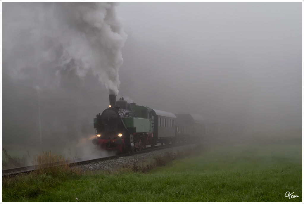 Frhmorgens fhrt die Dampflok WTK 4 der GEG mit einem Fotozug von Ampflwang nach Timelkam. 
Ampflwang 3.10.2010