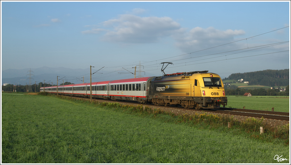 Frhmorgens fhrt Werbetaurus 1216 210  Kapsch  mit EC 172  Vindobona  (Villach-Hamburg Altona) durch das Murtal.
St.Lorenzen 18.8.2012