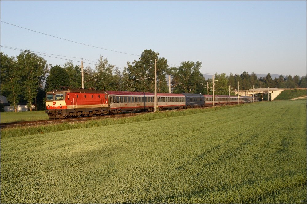 Frhmorgens um 06:08 konnte ich heute den EN 234  Allegro Tosca  von Roma nach Wien ablichten.In sterreich war der Zug mit der 1044 092 Schachbrett bespannt. 
Zeltweg 6.6.2010