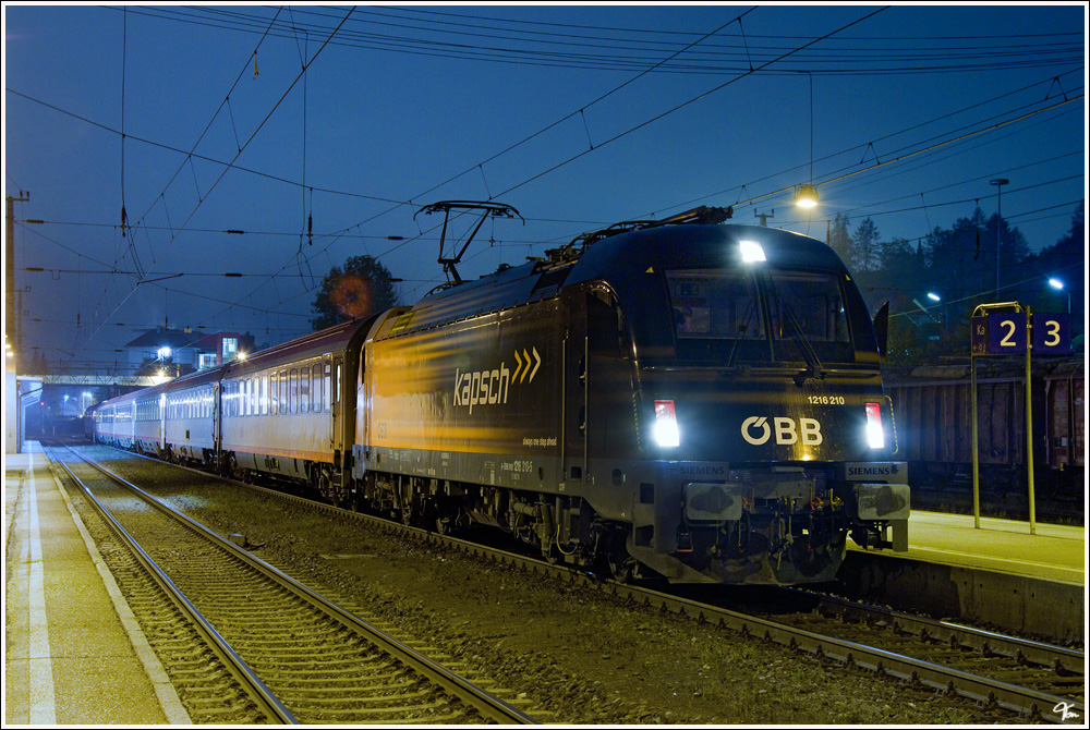 Frhmorgens um 6:23 entstand diese Aufnahme der neuen Werbelok 1216 210  Kapsch , welche mit EC 78  Gustav Klimt  von Graz nach Prag unterwegs war.
Kapfenberg 18.10.2011

