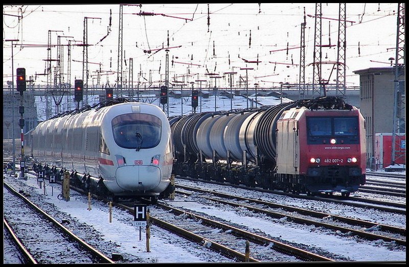Frhmorgentliches Treffen eines ICE-T & der 482 007-2 (mit Kesselzug nach Rostock)im Hbf von Stralsund. am 06.01.09 