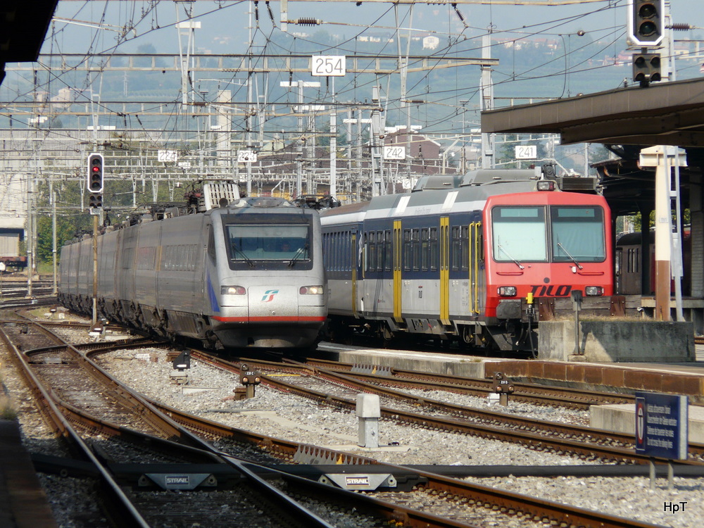 FS / SBB - Einfahrender ETR 470.006 in Chiasso neben abgestelltem NPZ im Bahnhof Chiasso am 30.09.2011