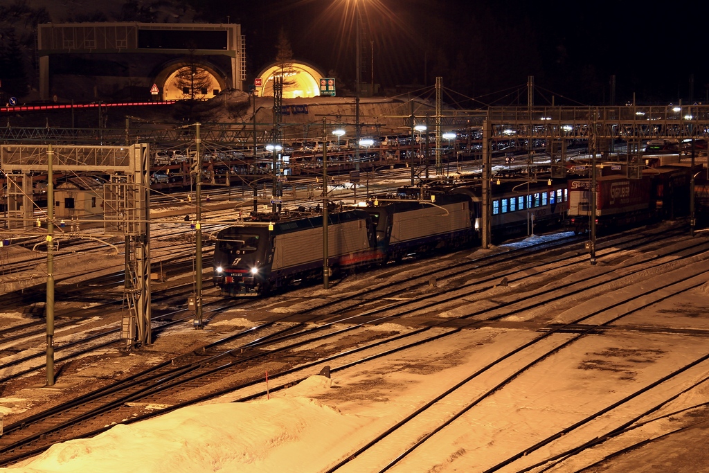FS 412 Doppeltraktion mit Gterzug, kurz vor abfahrt in Brenner. 29.02.2012