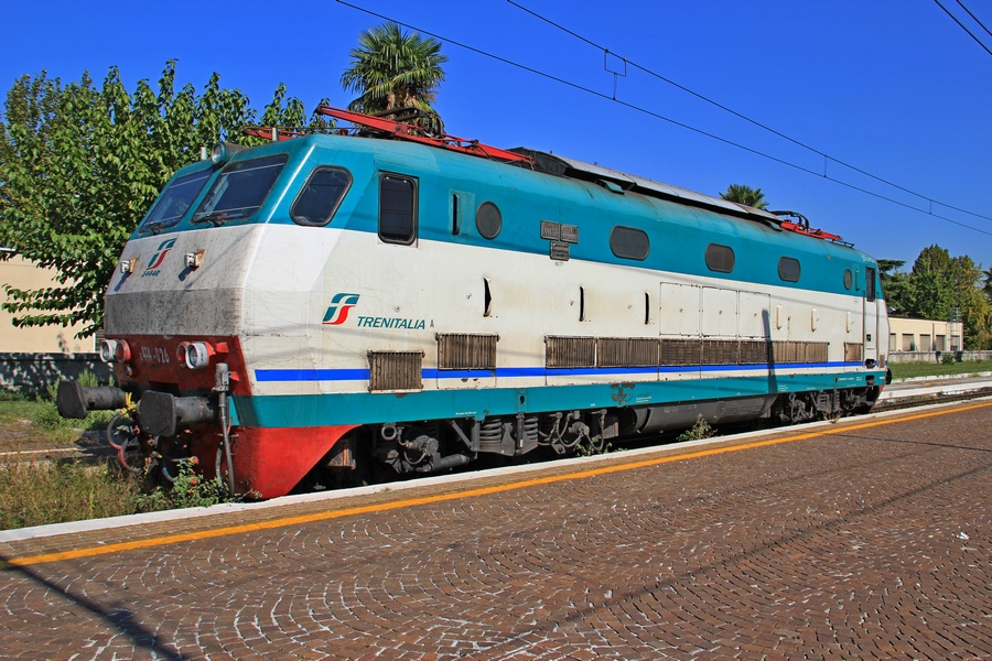 FS E 444R 026 in Verona Porta Nova (Die in 70-er Jahren gebaute Loks sind 200km/h fhig!). 01.10.2011 