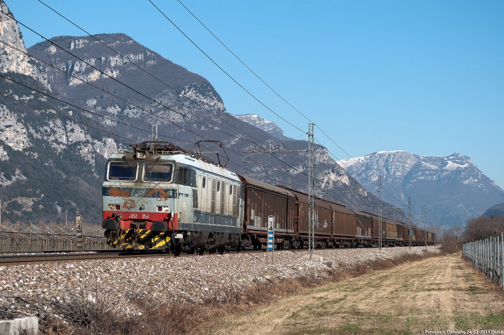 FS E652.059, wearing the old livery, hauls a freight train from Rovereto to Verona Porta Nuova Scalo.
Dolc 24/02/2011