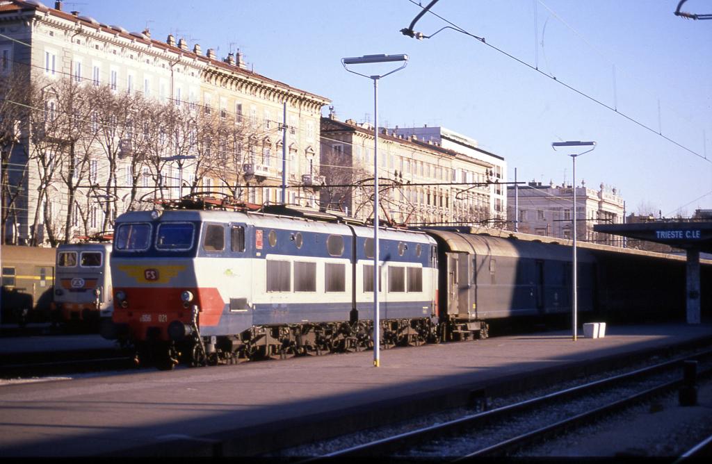 FS Elektrolok 656021 steht vor einem Altbau Packwagen am Bahnsteig
im Bahnhof Triest Centrale am 19.1.1991.