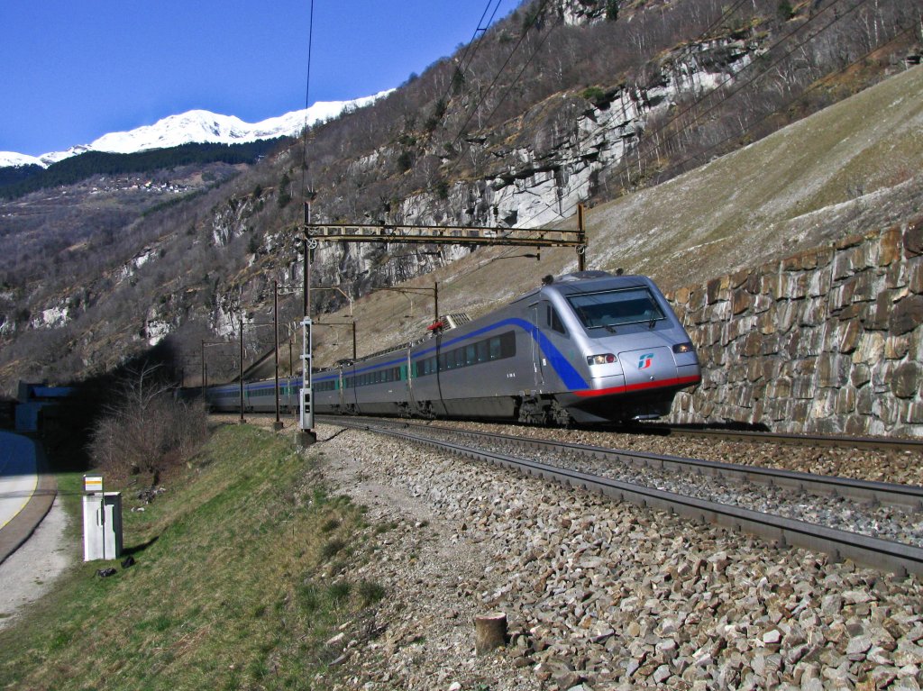 FS ETR 470 008 als EC 19 (Zrich HB-Milano Centrale) bei Chiggiogna in der Leventina. (20.Mrz 2011)