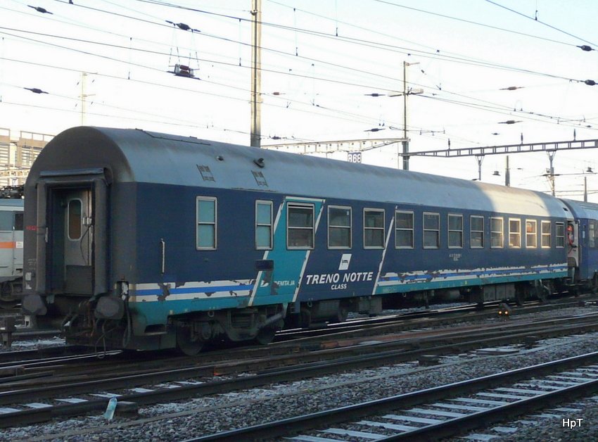FS - Schlafwagen WLABm 61 83 72-90 031-3 bei Rangierfahrt im Bahnhof Genf am 11.12.2009