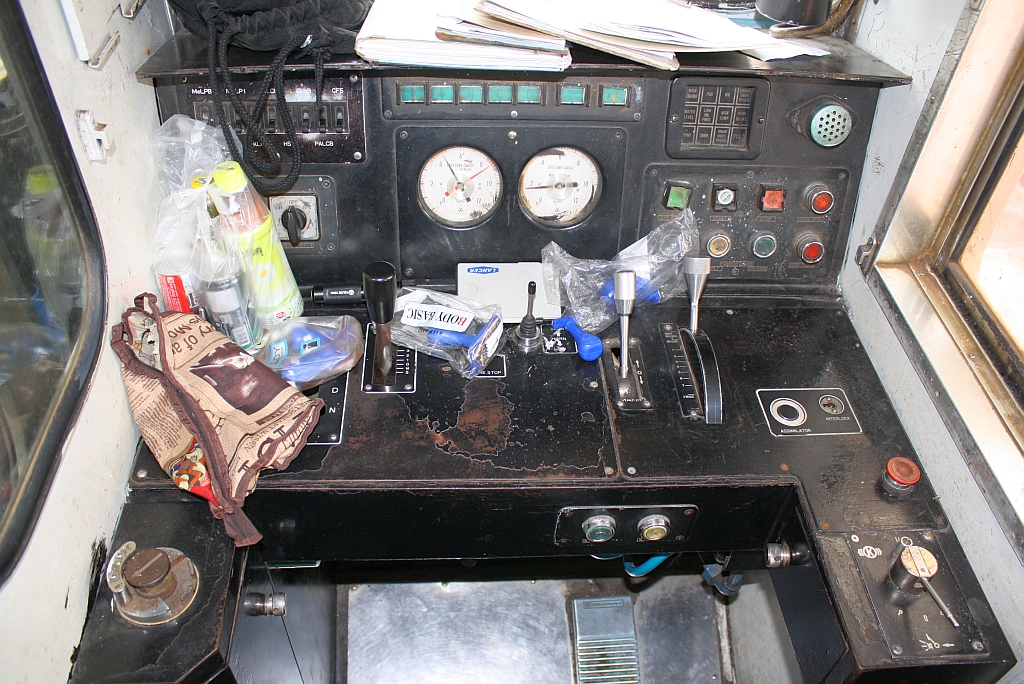 Führerpult des APD.20 2513, aufgenommen 15.Juni 2011 in der Nakhon Ratchasima Station.