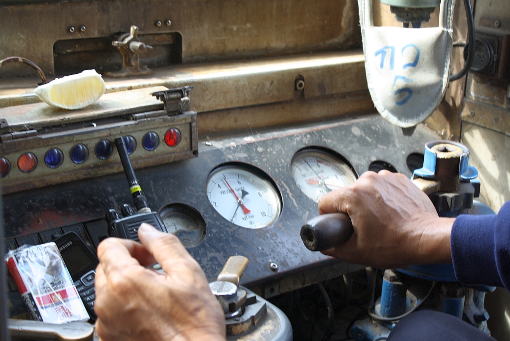Fhrerpult des THN 1132. Aufgenommen am 08.Jnner 2011 vom Mittelgang whrend der Fahrt mit dem ORD 407 zwischen den Bahnhfen Pak Pan und Kaeng Luang.