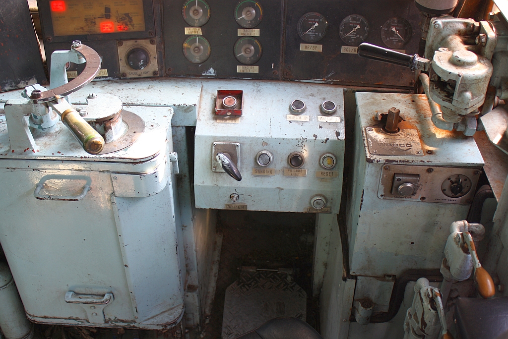 Führerpult der HID 4506 (Co'Co', de, Hitachi, Bauj. 1993), aufgenommen am 11.Jänner 2011 im Depot Chiang Mai.