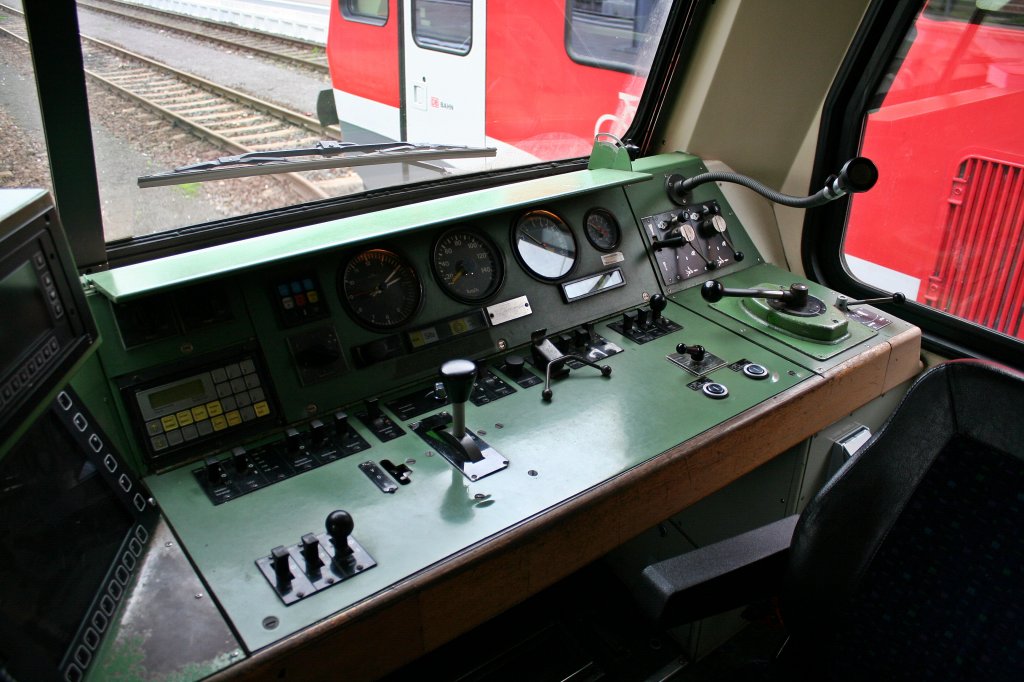 Fhrerstand des _28 290 am 22.05.13 in Worms Hbf.
Der Lokfhrer bot mir freundlicher Weise an, ein Bild zu machen. (Es ist von auen gemacht.)