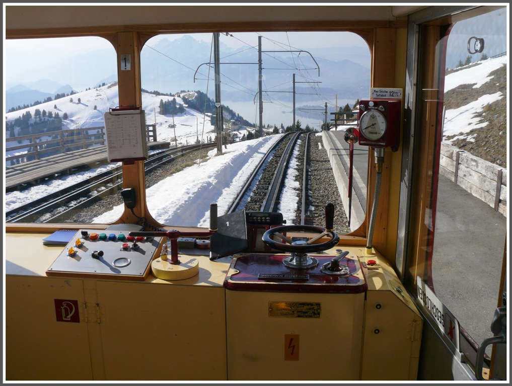 Fhrerstand des VRB Bhe 2/4 Nr.1. Links das Geleise der ARB nach Arth-Goldau, rechts Dasjenige der VRB nach Vitznau am Ufer des Vierwaldstttersees. Da der Fhrerstand gleichzeitig Passagierraum ist, sind Fotos jederzeit mglich. (14.02.2011)