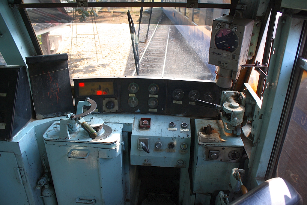 Führerstand der HID 4506 (Co'Co', de, Hitachi, Bauj. 1993), aufgenommen am 11.Jänner 2011 im Depot Chiang Mai.