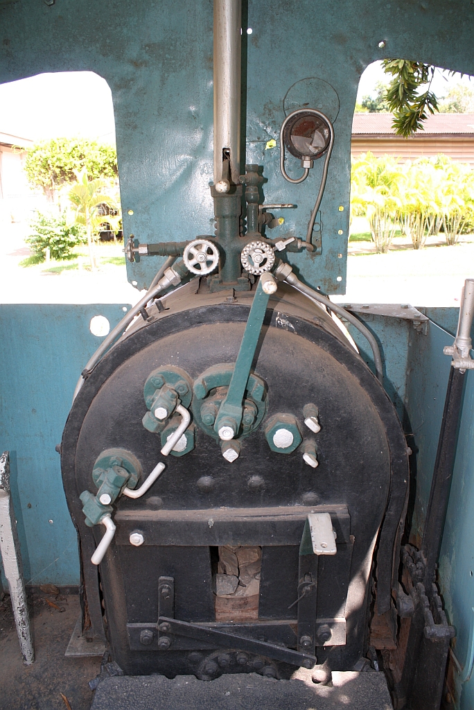 Fhrerstand mit Stehkessel der TPI-Wang Khapi No.8 (ex Bang Bua Thong Line, B1't-n2, Baguley/UK, Bauj. 1921, Fabr.Nr. 2009) am 26.Oktober 2011 in Wang Khapi. 