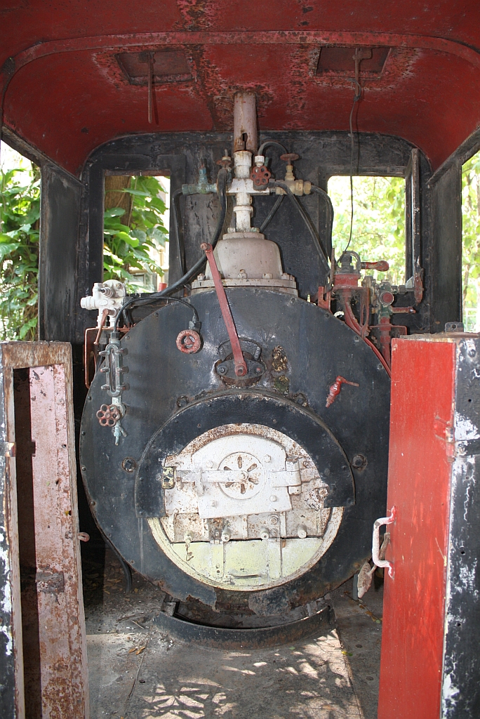 Führerstand der TPI-Ko Kha No.4 (B1't-n2, 750mm, Eigenbau), aufgestellt auf dem Gelände der Rajamangala Lanna University of Technology in Chiang Mai. Bild vom 22.Oktober 2011.

