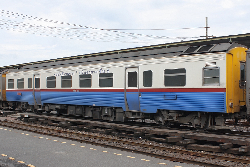 Fhrerstandsloser, klimatisierter 2.Kl. Triebwagen กซม.ป.(Usam.p.) ATC 2102 (1A' 2', dh, Tokyu Car Corp., Bj.1985), eingereiht im EXP-DRC 75 (Bangkok - Udon Thani) am 22.August 2010 im Bf. Ban Phachi.