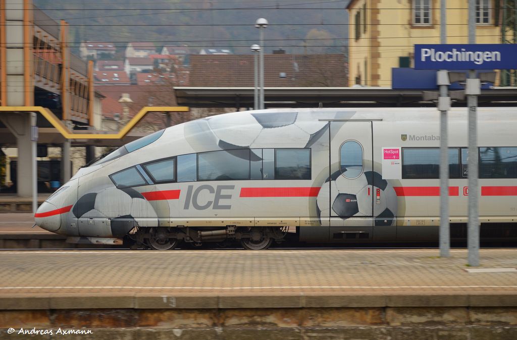 F�hrungsaufgabe?, leider wird 402 012 Montabaur  an zweiter Stelle liegend mit ICE 517 durch Plochingen nach M�nchen gezogen. (18.11.2011)