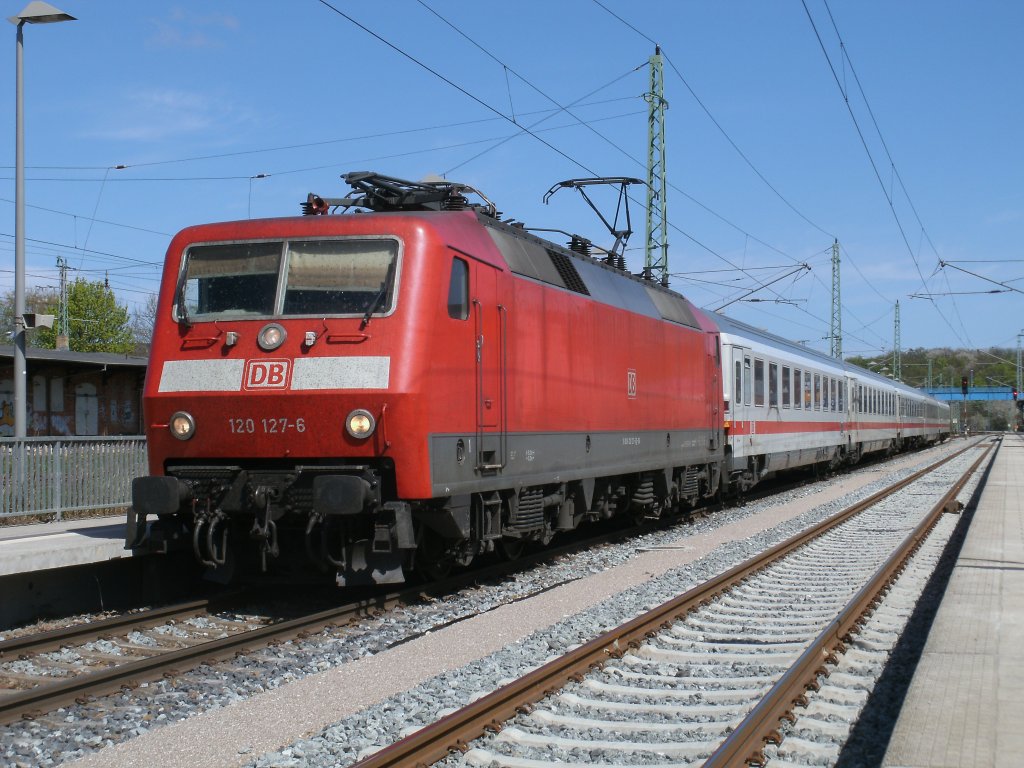 Fnf Wagen brachte 120 127 mit dem Uex 2419,am 01.Mai 2011,von Binz nach Stralsund,die sich in Stralsund mit den Kurswagen aus Heringsdorf vereinten und dann gemeinsam nach Kln fuhren.120 127 war auch ab Stralsund weiter die Zuglok.Aufnahme in Bergen/Rgen.