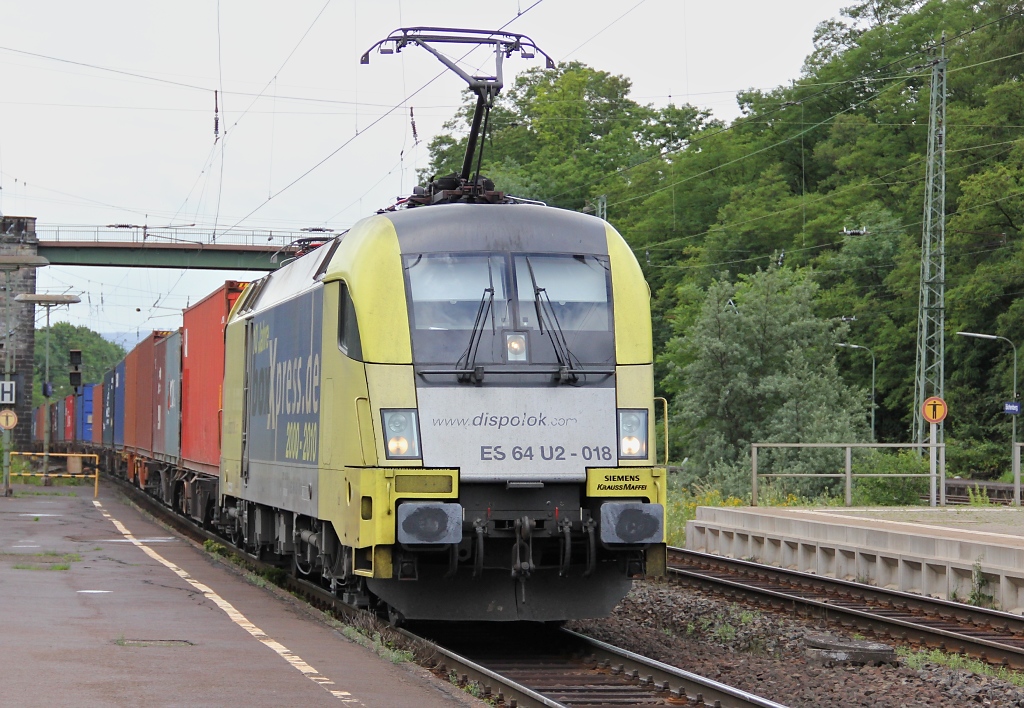 Fr 10 Jahre BoxXpress steht derzeit die 182 518-1 (ES 64 U2-018). Hier mit Containerzug in Fahrtrichtung Norden durch Eichenberg. Aufgenommen am 23.06.2011.