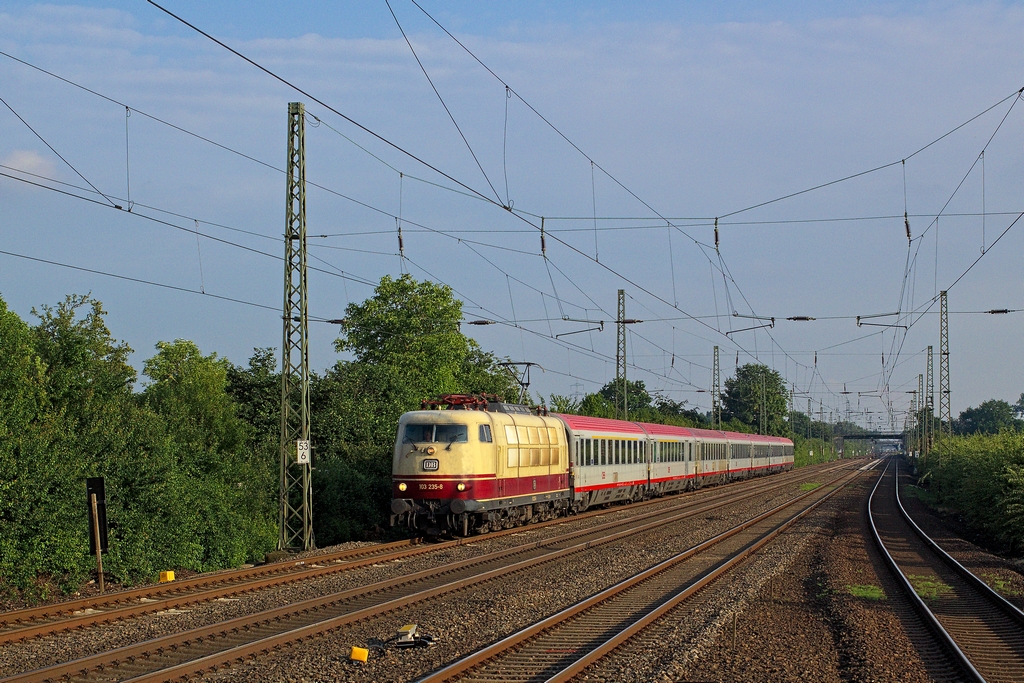 Für die 103 235 ging es am 20.6.2013 einmal mehr in den Umlauf mit dem Zugpaar IC 118/119. Mit +17 fuhr er seinem nächsten Halt Duisburg Hbf entgegen