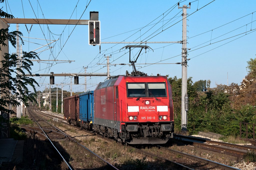 F�r 185 310 war wohl dieser kurze G�terzug keine Herausforderung. Wien Haidestra�e, am 17.10.2011.