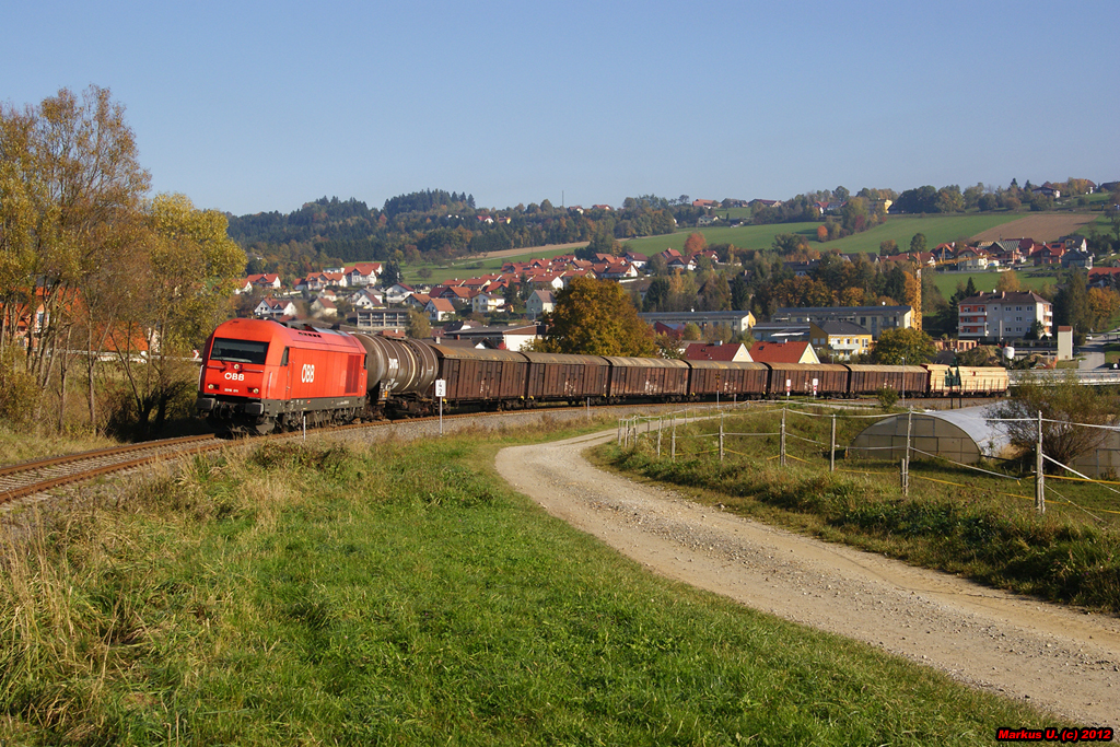F�r 2016 011 mit VG77266 beginnt nun der steigungsreichste Teil der Pinkatalbahn, die Fahrt hinauf nach Friedberg. Pinggau, 22.10.2012