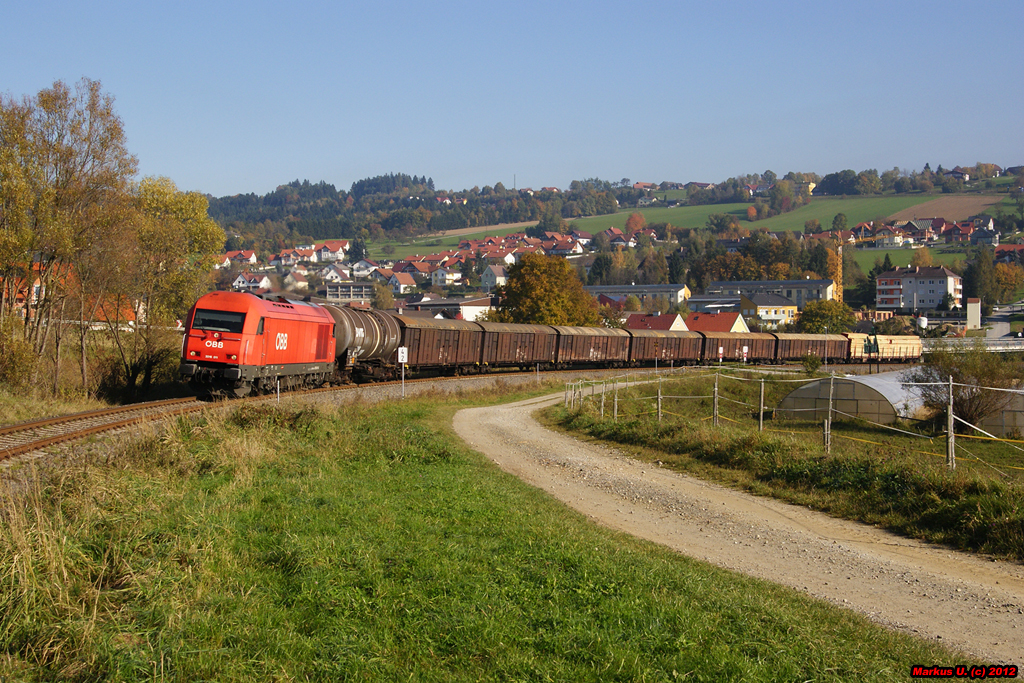 Fr 2016 011 mit VG77266 beginnt nun der steigungsreichste Teil der Pinkatalbahn, die Fahrt hinauf nach Friedberg. Pinggau, 22.10.2012