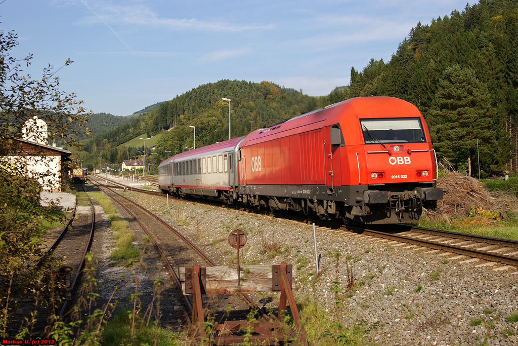 F�r 2016 032 mit REX2789 beginnt nun der steigungsreichste Teil der Strecke, die Fahrt �ber den Wechsel nach Friedberg. Aspang, 04.10.2012