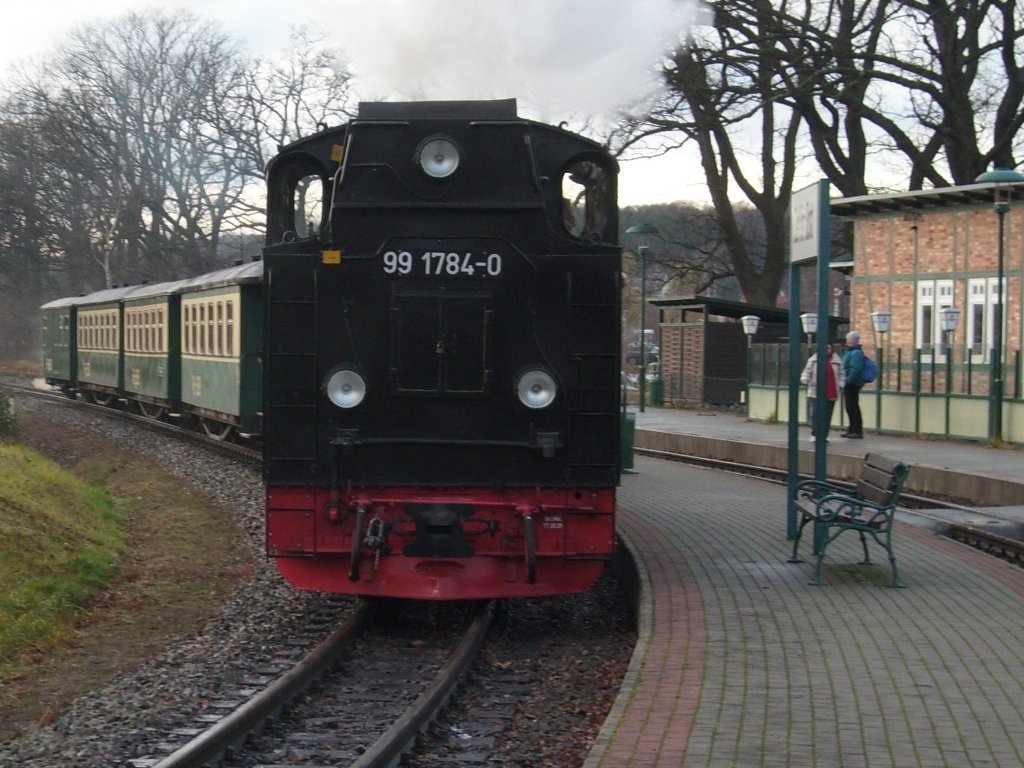 Fr 99 1784 endet noch bis zum 23.Dezember der Zug schon in Sellin Ost.Grund sind Gleisbauarbeiten.Am 13.Dezember kam Sie mit ihren Zug aus Putbus in Sellin Ost an und mute ber das Rechte Nachbargleis wieder an das andere Zugende umlaufen.