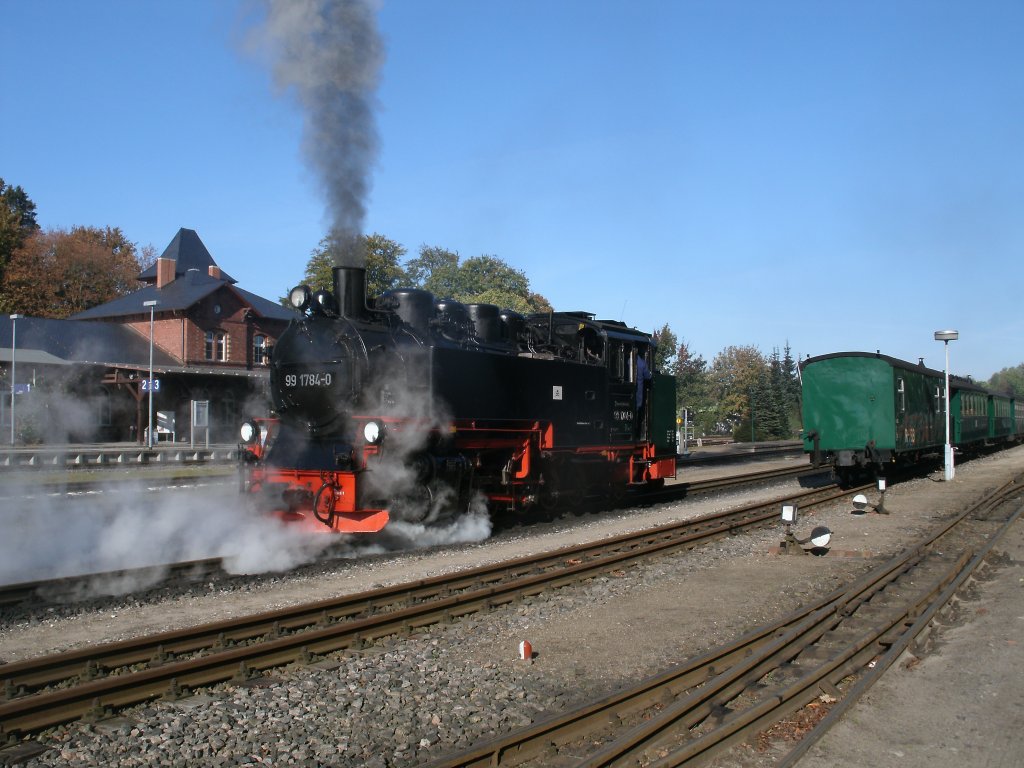 Fr 99 1784 war es,am 16.Oktober 2011,Zeit den Zug in Putbus nach Ghren zubespannen.