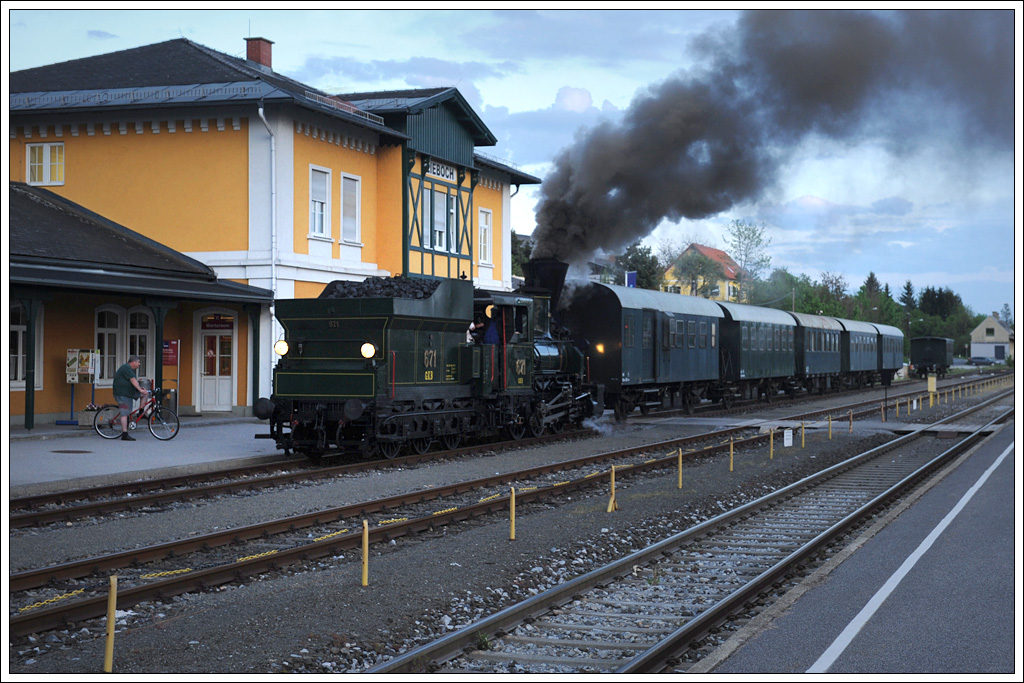 Für das Bahnhofsfest in Lieboch am 1. Mai 2012 waren am Abend des Vortages noch einige Verschubarbeiten zu erledigen. Diese Aufgabe übernahm am 30.4.2012 die 671.