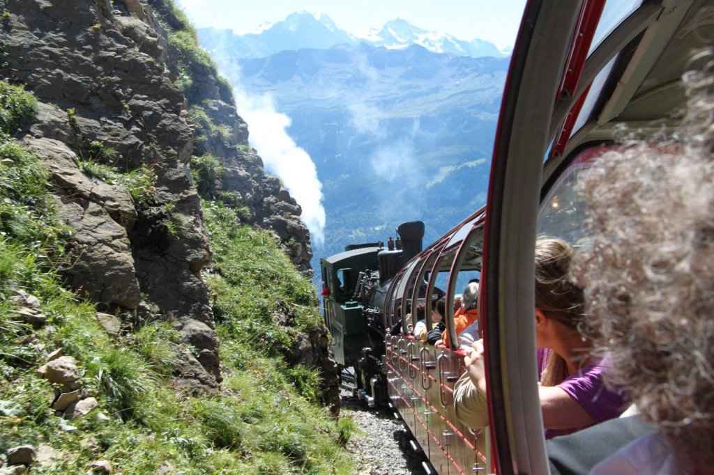 Fr eine Bergfahrt auf der 7,6 km langen Strecke braucht die kleine Dampflok 300 kg Kohle und 2000 ltr.Wasser.Imposante Zahlen meine ich.27.08.12