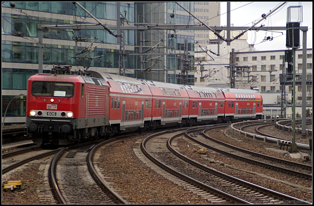 Fr DB Regio ist die MEG 606 am 20.01.2011 im Einsatz. Hier fhrt sie mit dem RE 18712 nach Wnsdorf-Waldstadt zum nchsten Halt in Berlin Zoologischer Garten ein.