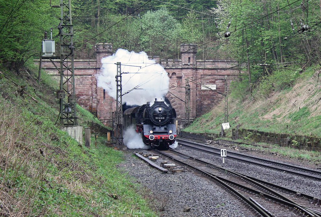 F�r die, kurzfristig durch Wedler & Franz bereitgestellte, 50 3610-8 aus Nossen, ging es schon am fr�hen Morgen des 01.05.2010 �ber die Cornberger Rampe. Sie bespannte den Zubringerzug aus Sontra. Hier auf der Fahrt in Richtung Sontra am Nordportal des Cornberger Tunnels.